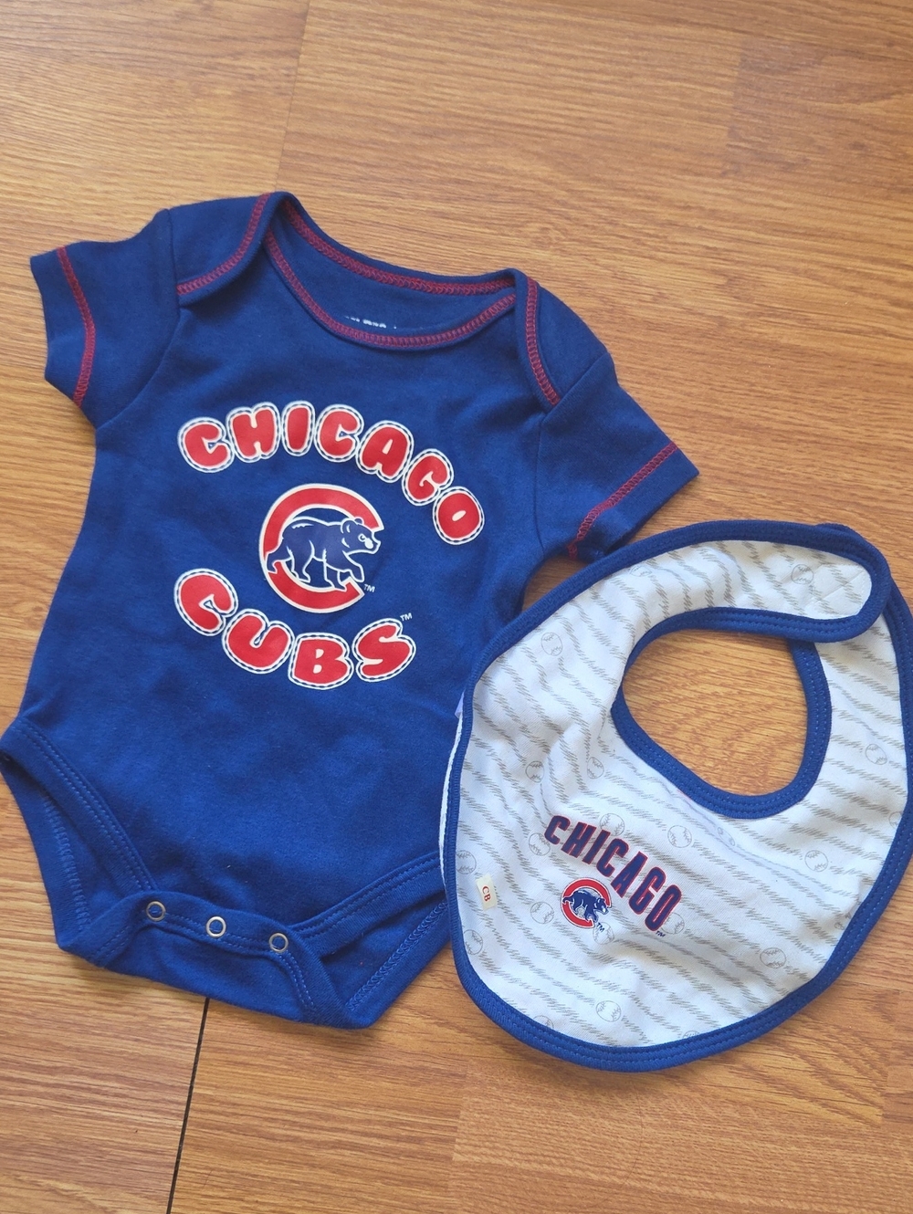 Chicago Cubs Newborn Bodysuit and Bib Set MLB Baseball Baby Infant